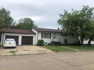 110 7th St E, Park River, ND 58270