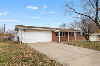 2520 Chartom Mar Dr, Saint Charles, MO 63301