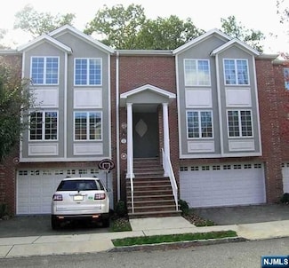 20 Skymark Ct, Upper Saddle River, NJ 07458