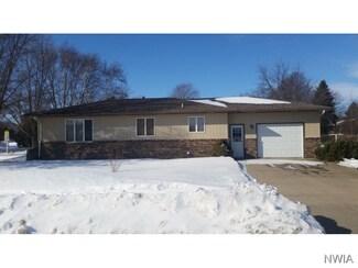952 Lewis St, Vermillion, SD 57069