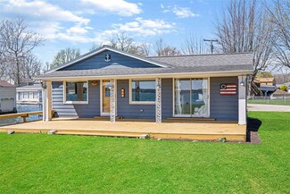 8211 E Sunrise Dr, Syracuse, IN 46567