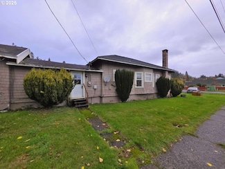 1104 Gaylord St, Raymond, WA 98577