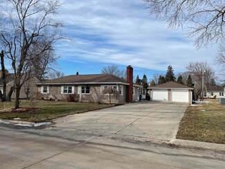 1354 S Hill Dr, Waterloo, IA 50701
