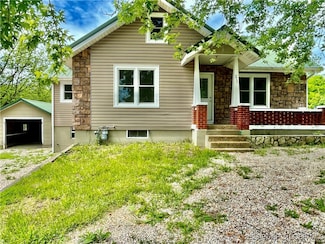 215 S Walnut St, Stover, MO 65078