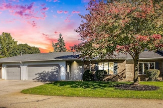 2850 Valley Spring Dr SE, Caledonia, MI 49316