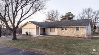 2368 Eisenhower Dr, Clay Center, KS 67432