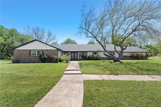 1049 W Moonlight Dr, Robinson, TX 76706