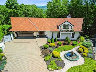 18 Fairview Dr, Caldwell, NJ 07006