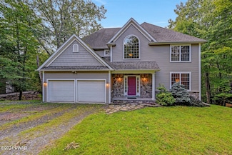 121 Big Bear Dr, Greentown, PA 18426