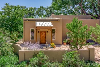 826 Pueblo Solano Rd NW, Los Ranchos, NM 87107