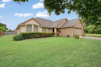 2215 Albert Broadfoot St, Bonham, TX 75418