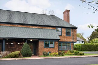 16 Gardencourt Dr, Narragansett, RI 02882