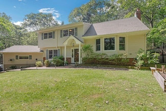 23 Whistler Hill Ln, Huntington, NY 11743