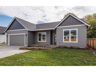956 Burton St, Harrisburg, OR 97446