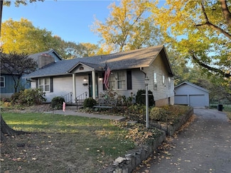 800 E Manor Rd, Independence, MO 64055