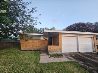 11 Manor Way, Galveston, TX 77550
