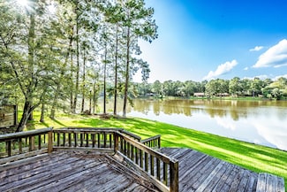 1915 E Lake Dr, Huntsville, TX 77340