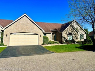 5379 Fairway Ct, West Bloomfield, MI 48323