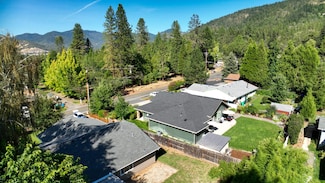 1974 Hamilton Ln, Grants Pass, OR 97527
