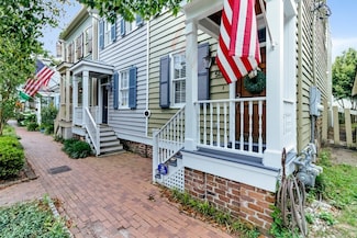513 E Harris St, Savannah, GA 31401