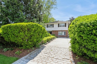 22 Landscape Dr, Wheatley Heights, NY 11798