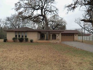 109 S 6th St, Comanche, OK 73529