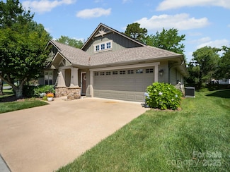 10 Gray Wolf Ln, Hendersonville, NC 28792