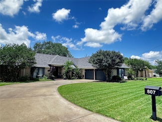 807 Trochta St, El Campo, TX 77437