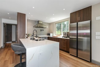 65 Oak Ridge Ln, Albertson, NY 11507