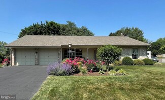 19 Meadow Ln, Smoketown, PA 17576