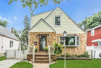 20 Spring Garden St, Valley Stream, NY 11580