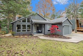 77107 Pinewood Ln, South Haven, MI 49090