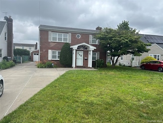 8 Gables Rd, Hicksville, NY 11801