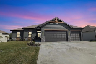 604 Blackhawke Dr, Smithville, MO 64089