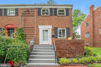 105 S Iris St, Alexandria, VA 22304