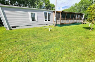 1011 Clan St, Flora, IL 62839