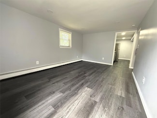536 East Dr, Lindenhurst, NY 11757