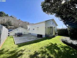 665 Clear Lake Ave, Winchester Bay, OR 97467