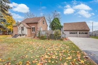 4729 Vista Rd, Manitowoc, WI 54220