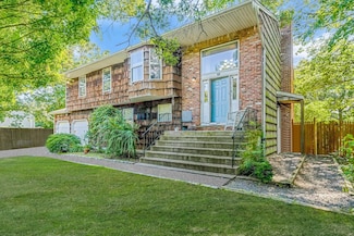10 Eason Dr, Ridge, NY 11961