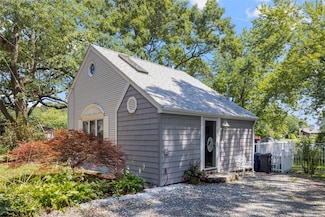 11 N Shore St, Warwick, RI 02889