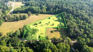 1642 Deal Rd, Burns, TN 37029
