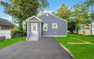 17 Banbury Ct, Amityville, NY 11701