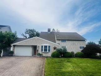 8 Bridge Ln, Hicksville, NY 11801