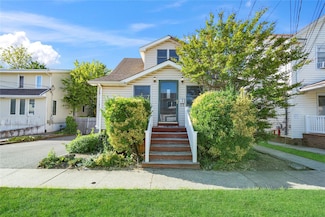 27 Locust St, Greenvale, NY 11548