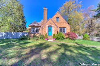 1573 N Whitehall Rd, Muskegon, MI 49445