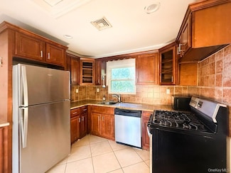 122 Combs Ave, Woodmere, NY 11598