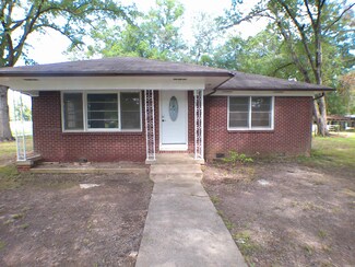 109 N 7th St, Gurdon, AR 71743