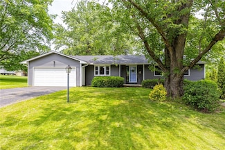 4 Parkland Dr, Fairport, NY 14450