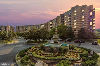 8340 Greensboro Dr Unit 902, McLean, VA 22102
